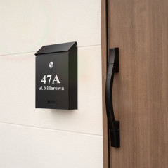 Skrzynka na listy 26x18,3x5,2 cm (C5) czarna Sillar z personalizowanym nadrukiem adresu