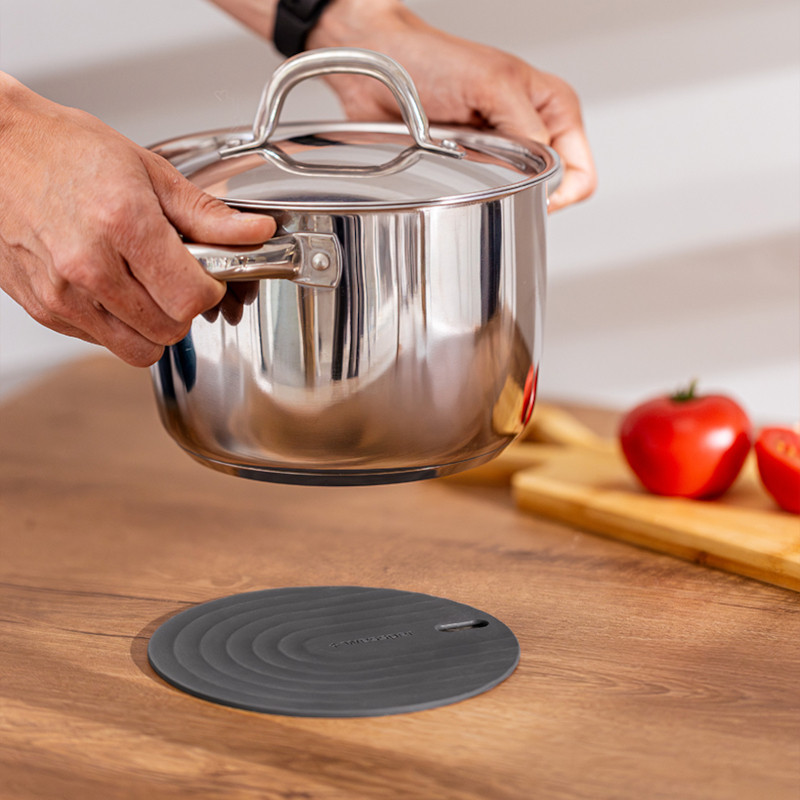 Silikonowa podkładka kucharska 2w1 Wessper czarna – do dzbanków i gorących naczyń Silikonowa podkładka kucharska 2w1 Wessper czarna – do dzbanków i gorących naczyń