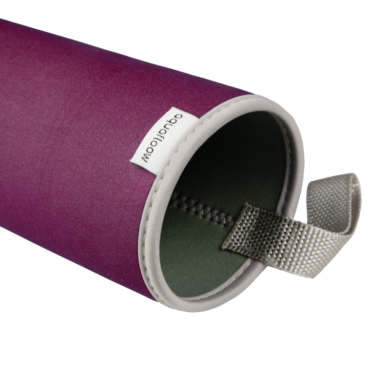 Szklana butelka na wodę w burgundowym, neoprenowym etui AquaFloow 700 ml Szklana butelka na wodę w burgundowym, neoprenowym etui AquaFloow 700 ml