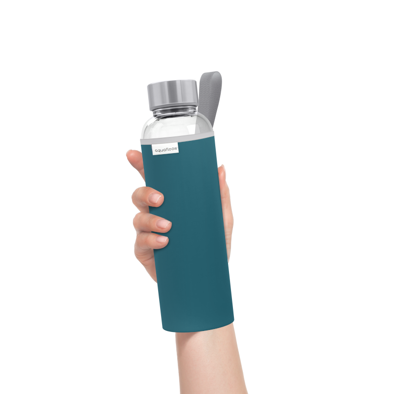Szklana butelka na wodę w ciemnoniebieskim, neoprenowym etui AquaFloow 700 ml Szklana butelka na wodę w ciemnoniebieskim, neoprenowym etui AquaFloow 700 ml