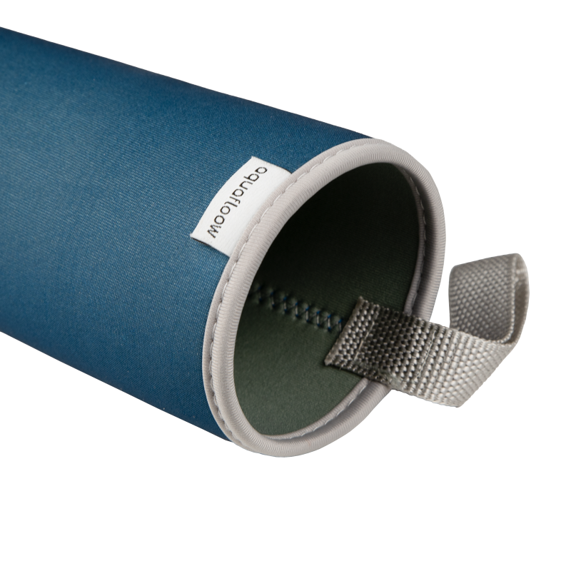 Szklana butelka na wodę w ciemnoniebieskim, neoprenowym etui AquaFloow 700 ml Szklana butelka na wodę w ciemnoniebieskim, neoprenowym etui AquaFloow 700 ml
