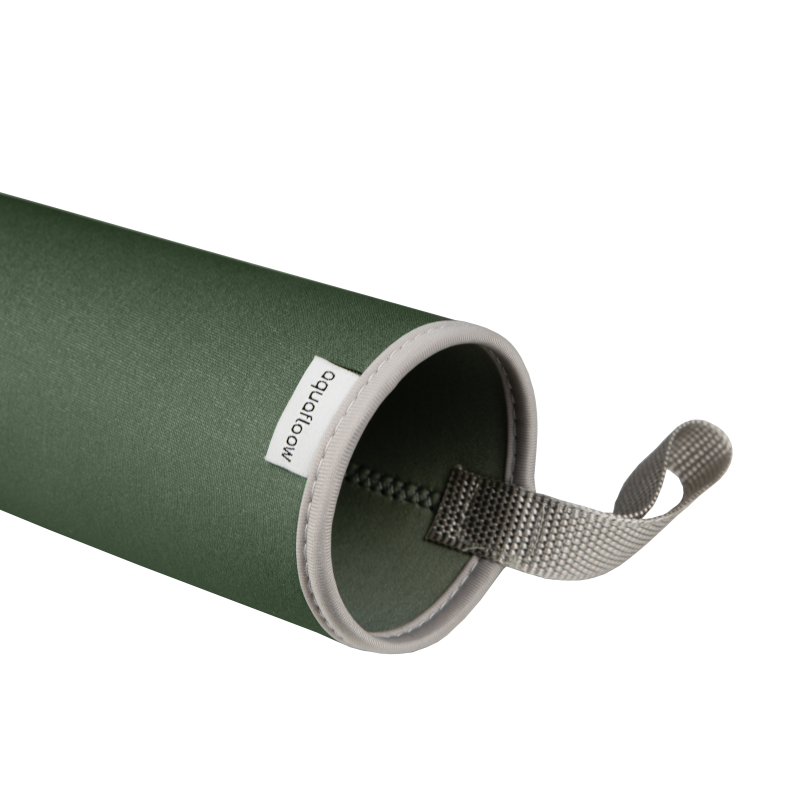 Szklana butelka na wodę w zielonym, neoprenowym etui AquaFloow 700 ml Szklana butelka na wodę w zielonym, neoprenowym etui AquaFloow 700 ml