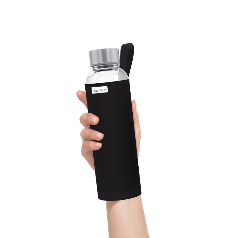 Szklana butelka na wodę w czarnym, neoprenowym etui AquaFloow 700 ml Szklana butelka na wodę w czarnym, neoprenowym etui AquaFloow 700 ml