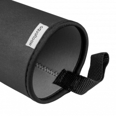 Szklana butelka na wodę w czarnym, neoprenowym etui AquaFloow 700 ml