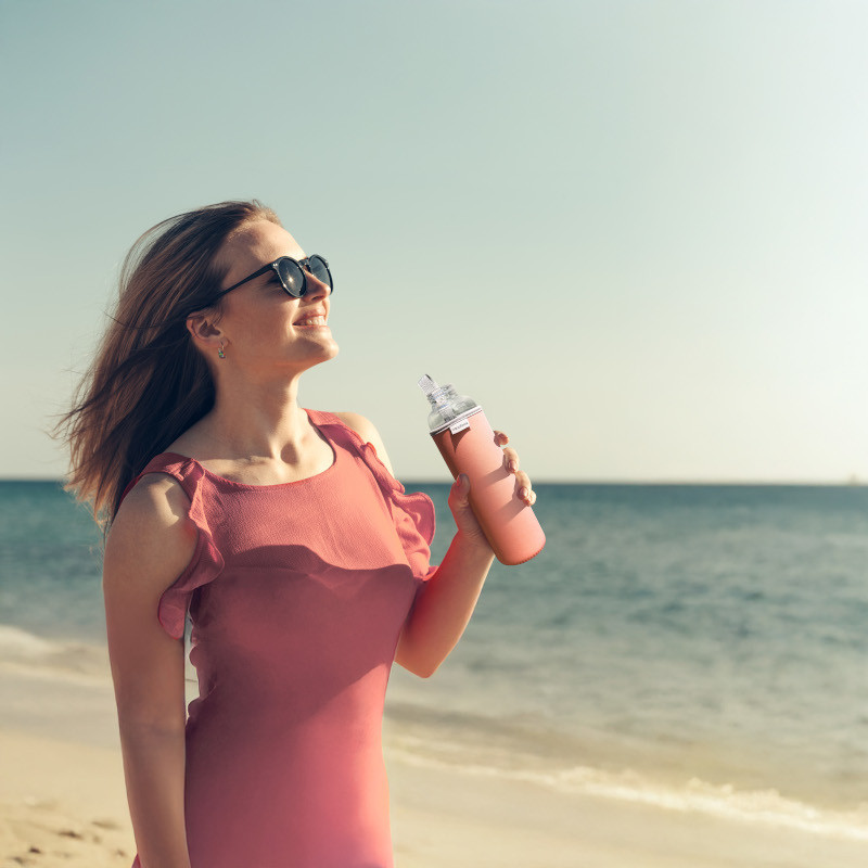 Szklana butelka na wodę w różowym, neoprenowym etui AquaFloow 700 ml Szklana butelka na wodę w różowym, neoprenowym etui AquaFloow 700 ml