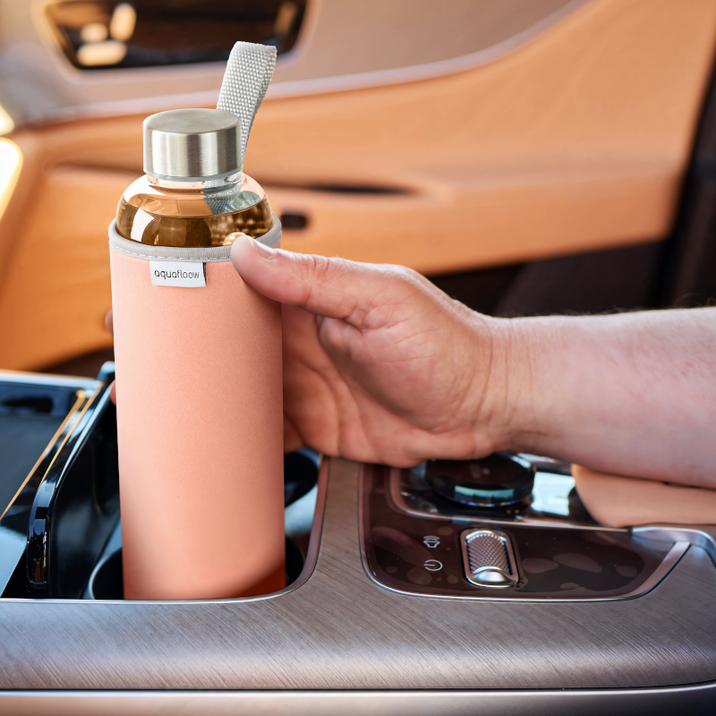 Szklana butelka na wodę w różowym, neoprenowym etui AquaFloow 700 ml Szklana butelka na wodę w różowym, neoprenowym etui AquaFloow 700 ml