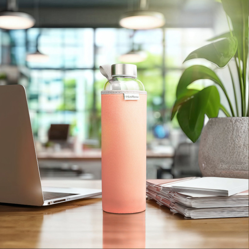 Szklana butelka na wodę w różowym, neoprenowym etui AquaFloow 700 ml Szklana butelka na wodę w różowym, neoprenowym etui AquaFloow 700 ml