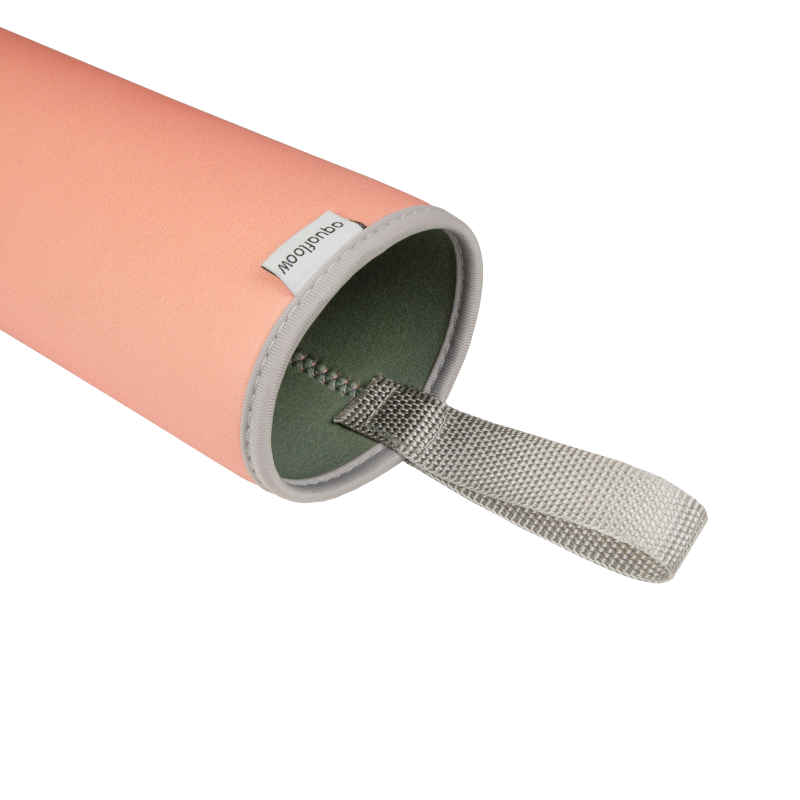 Szklana butelka na wodę w różowym, neoprenowym etui AquaFloow 700 ml Szklana butelka na wodę w różowym, neoprenowym etui AquaFloow 700 ml