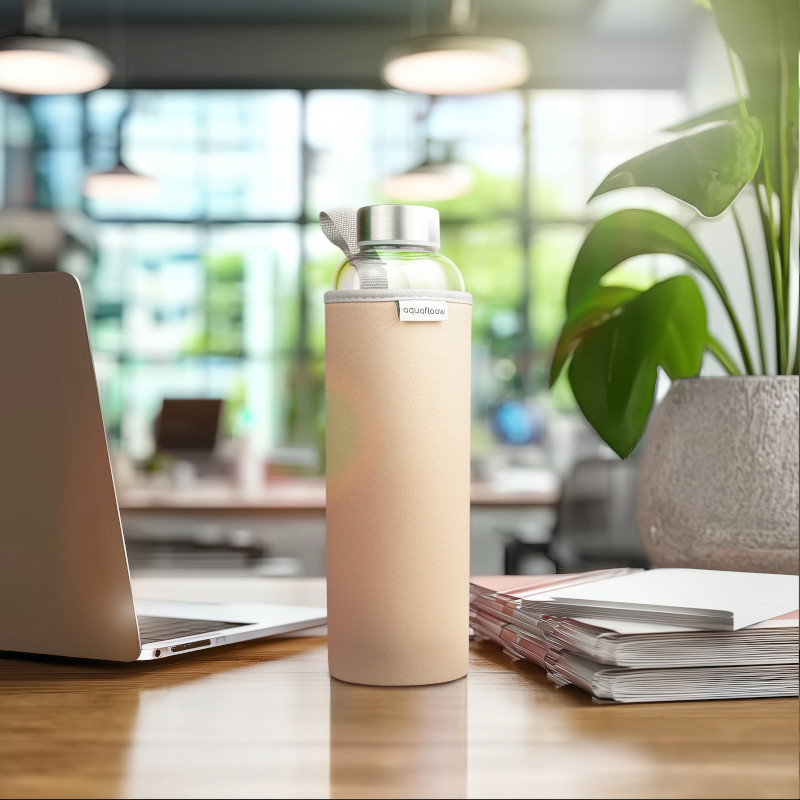 Szklana butelka na wodę w beżowym, neoprenowym etui AquaFloow 700 ml Szklana butelka na wodę w beżowym, neoprenowym etui AquaFloow 700 ml
