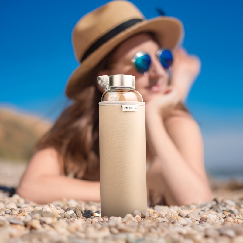 Szklana butelka na wodę w beżowym, neoprenowym etui AquaFloow 700 ml Szklana butelka na wodę w beżowym, neoprenowym etui AquaFloow 700 ml