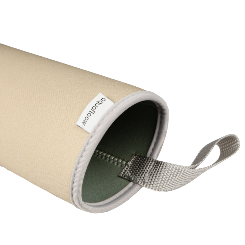 Szklana butelka na wodę w beżowym, neoprenowym etui AquaFloow 700 ml Szklana butelka na wodę w beżowym, neoprenowym etui AquaFloow 700 ml