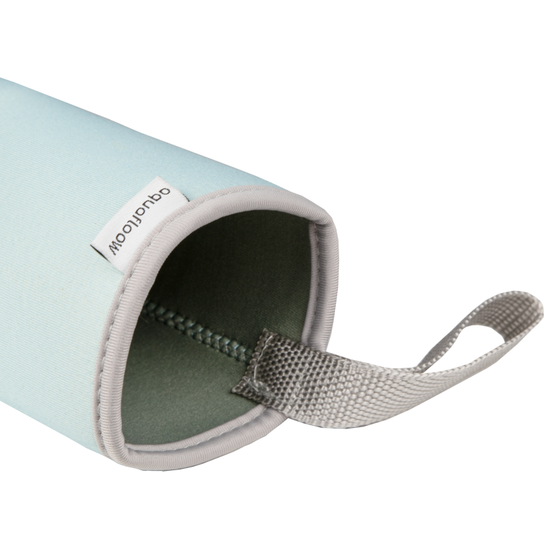 Szklana butelka na wodę w jasnoniebieskim, neoprenowym etui AquaFloow 700 ml Szklana butelka na wodę w jasnoniebieskim, neoprenowym etui AquaFloow 700 ml