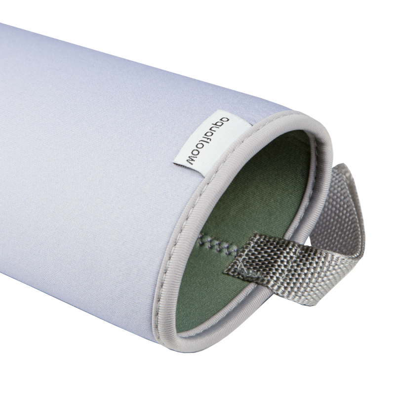 Szklana butelka na wodę w fioletowym, neoprenowym etui AquaFloow 700 ml Szklana butelka na wodę w fioletowym, neoprenowym etui AquaFloow 700 ml