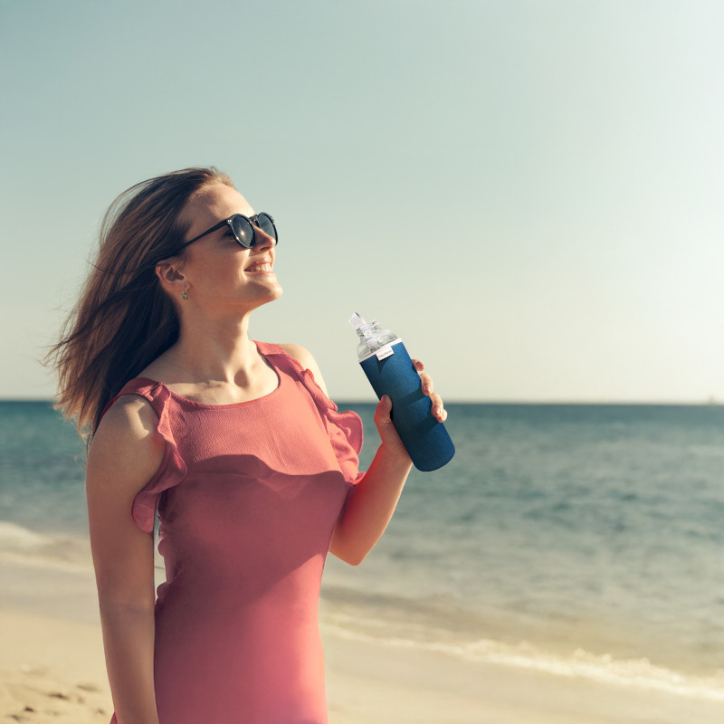 Szklana butelka na wodę w ciemnoniebieskim, neoprenowym etui AquaFloow 700 ml Szklana butelka na wodę w ciemnoniebieskim, neoprenowym etui AquaFloow 700 ml