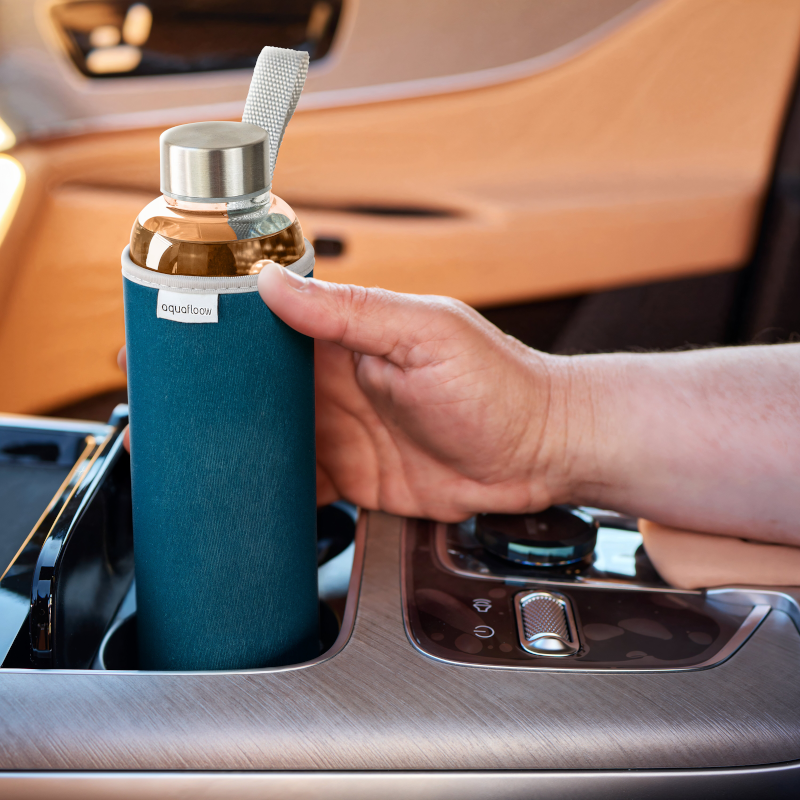 Szklana butelka na wodę w ciemnoniebieskim, neoprenowym etui AquaFloow 700 ml Szklana butelka na wodę w ciemnoniebieskim, neoprenowym etui AquaFloow 700 ml