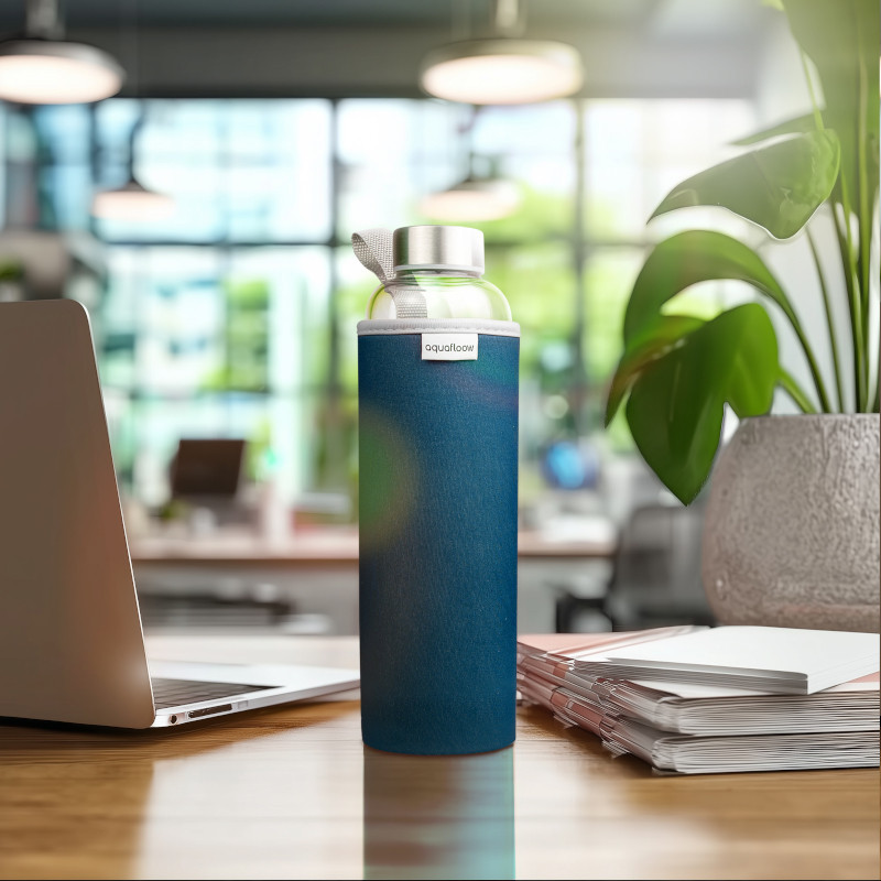 Szklana butelka na wodę w ciemnoniebieskim, neoprenowym etui AquaFloow 700 ml Szklana butelka na wodę w ciemnoniebieskim, neoprenowym etui AquaFloow 700 ml