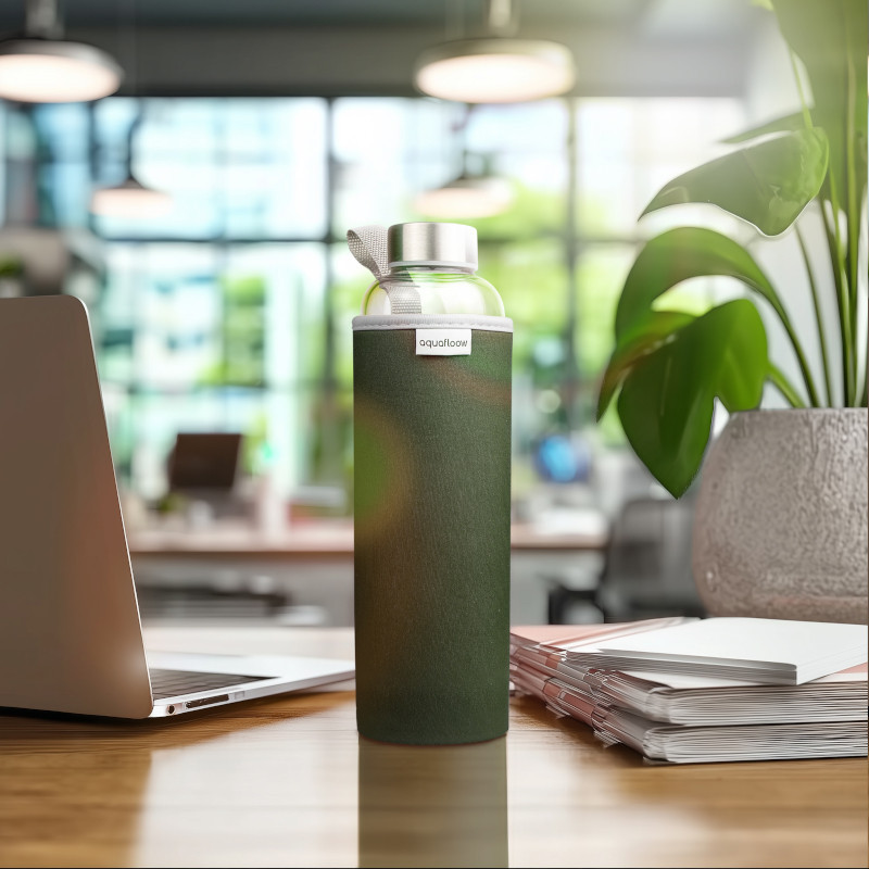 Szklana butelka na wodę w zielonym, neoprenowym etui AquaFloow 700 ml Szklana butelka na wodę w zielonym, neoprenowym etui AquaFloow 700 ml