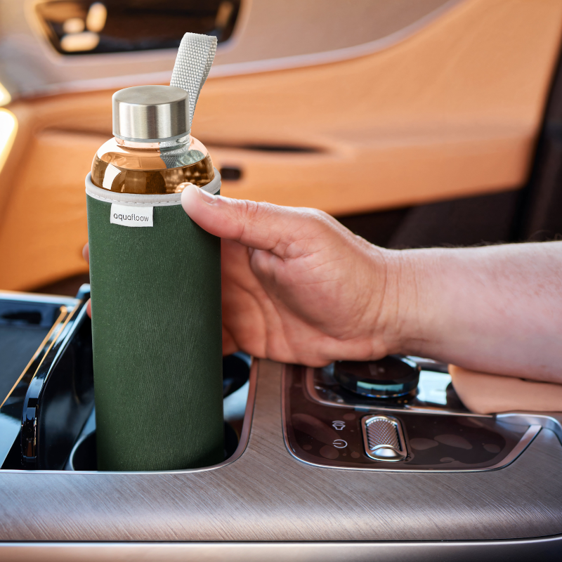 Szklana butelka na wodę w zielonym, neoprenowym etui AquaFloow 700 ml Szklana butelka na wodę w zielonym, neoprenowym etui AquaFloow 700 ml