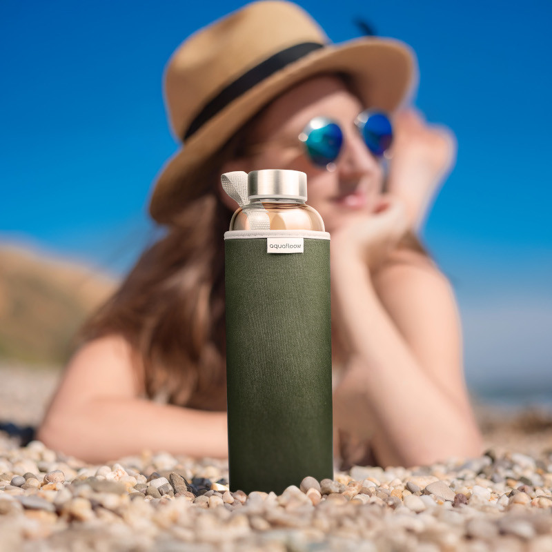 Szklana butelka na wodę w zielonym, neoprenowym etui AquaFloow 700 ml Szklana butelka na wodę w zielonym, neoprenowym etui AquaFloow 700 ml