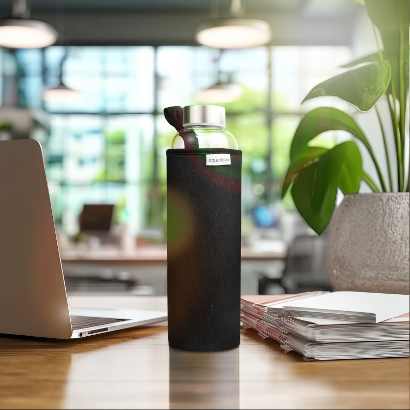 Szklana butelka na wodę w czarnym, neoprenowym etui AquaFloow 700 ml Szklana butelka na wodę w czarnym, neoprenowym etui AquaFloow 700 ml