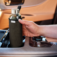 Szklana butelka na wodę w czarnym, neoprenowym etui AquaFloow 700 ml