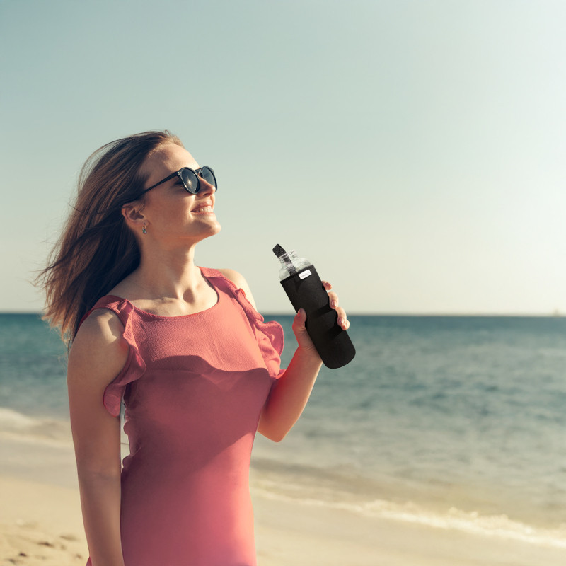 Szklana butelka na wodę w czarnym, neoprenowym etui AquaFloow 700 ml Szklana butelka na wodę w czarnym, neoprenowym etui AquaFloow 700 ml