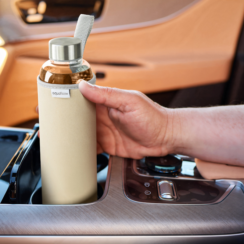 Szklana butelka na wodę w beżowym, neoprenowym etui AquaFloow 700 ml Szklana butelka na wodę w beżowym, neoprenowym etui AquaFloow 700 ml