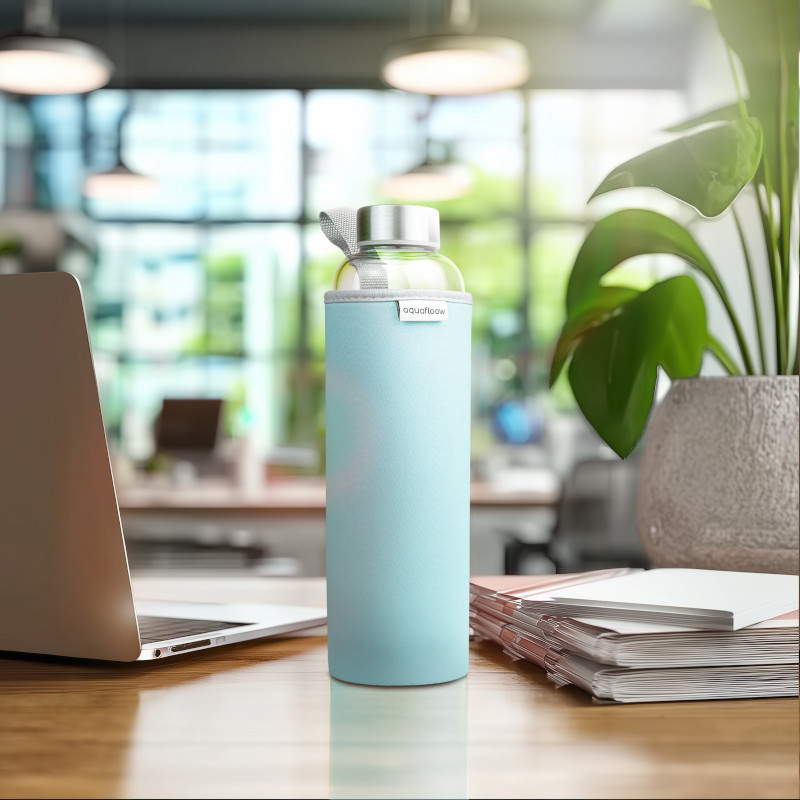 Szklana butelka na wodę w jasnoniebieskim, neoprenowym etui AquaFloow 700 ml Szklana butelka na wodę w jasnoniebieskim, neoprenowym etui AquaFloow 700 ml