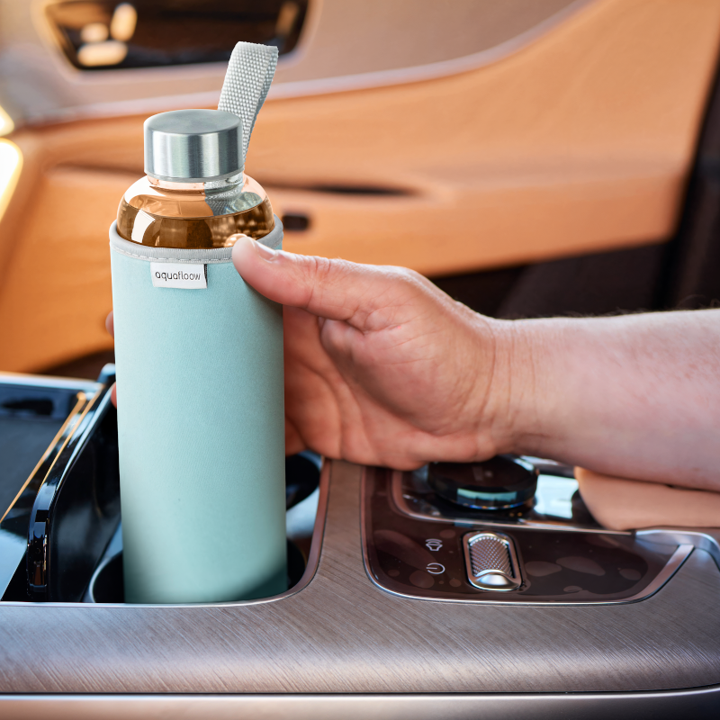 Szklana butelka na wodę w jasnoniebieskim, neoprenowym etui AquaFloow 700 ml Szklana butelka na wodę w jasnoniebieskim, neoprenowym etui AquaFloow 700 ml