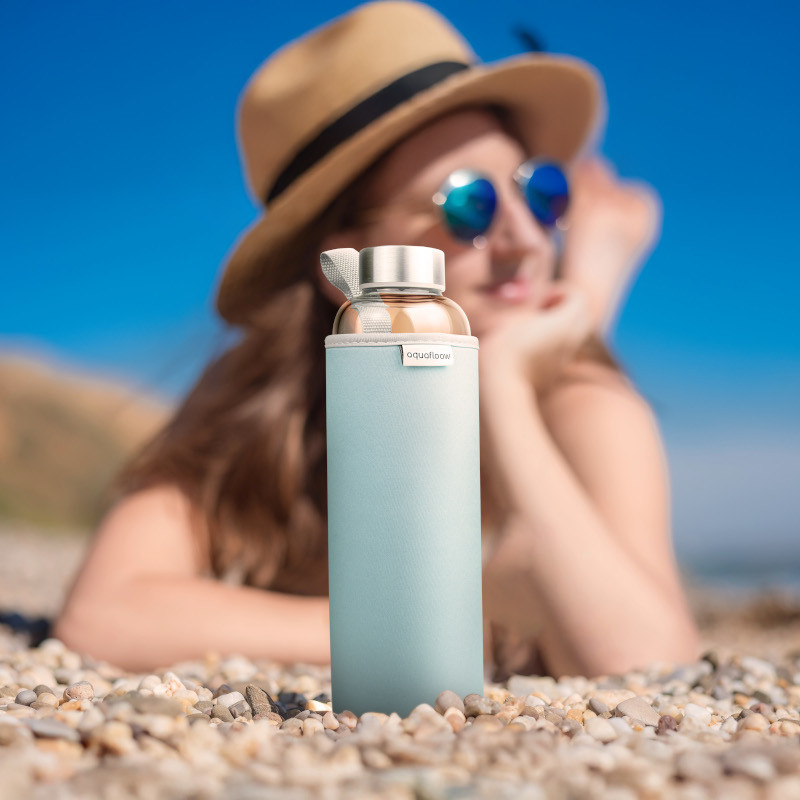 Szklana butelka na wodę w jasnoniebieskim, neoprenowym etui AquaFloow 700 ml Szklana butelka na wodę w jasnoniebieskim, neoprenowym etui AquaFloow 700 ml