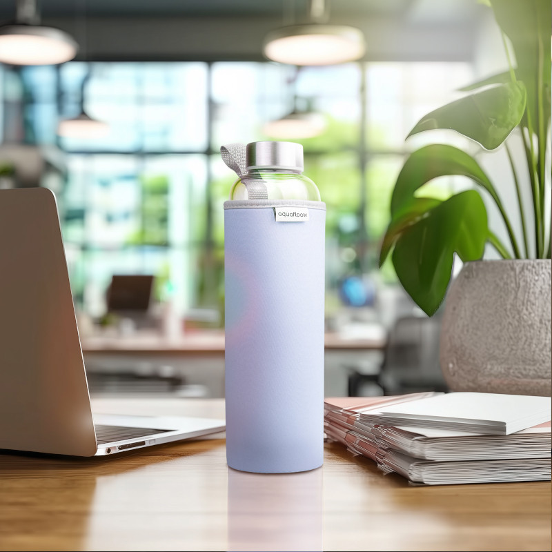 Szklana butelka na wodę w fioletowym, neoprenowym etui AquaFloow 700 ml Szklana butelka na wodę w fioletowym, neoprenowym etui AquaFloow 700 ml