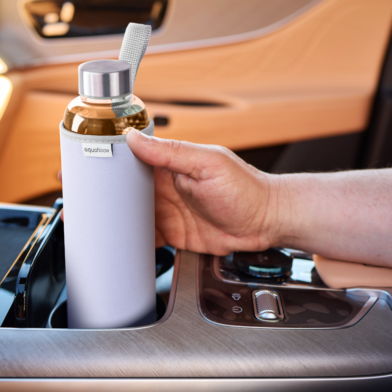 Szklana butelka na wodę w fioletowym, neoprenowym etui AquaFloow 700 ml Szklana butelka na wodę w fioletowym, neoprenowym etui AquaFloow 700 ml