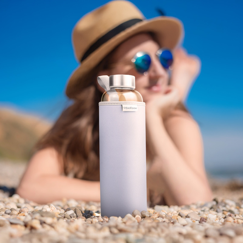 Szklana butelka na wodę w fioletowym, neoprenowym etui AquaFloow 700 ml Szklana butelka na wodę w fioletowym, neoprenowym etui AquaFloow 700 ml