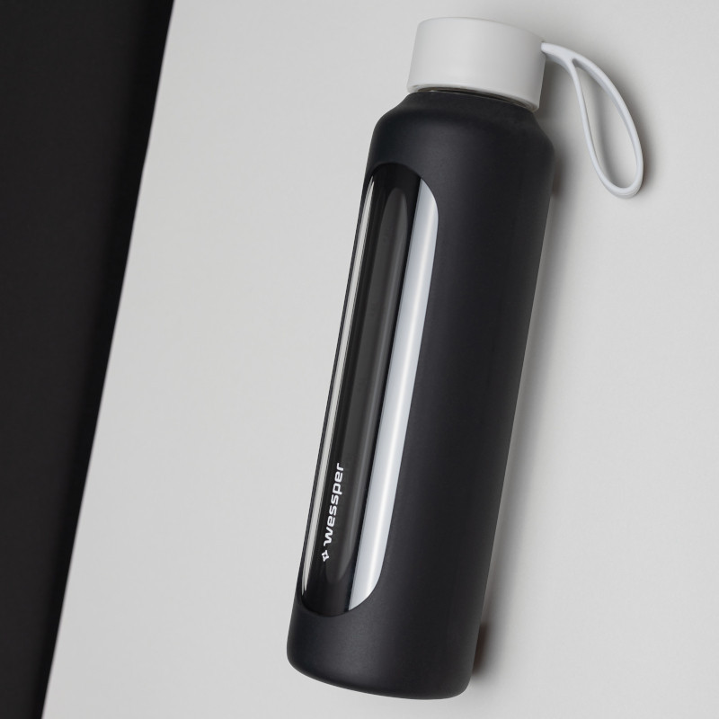 Szklana butelka na wodę 0,5 l Wessper B1 Borosilicate w zestawie z etui silikonowym Black – szczelna, bez BPA, z miarką Szklana butelka na wodę 0,5 l Wessper B1 Borosilicate w zestawie z etui silikonowym Black – szczelna, bez BPA, z miarką