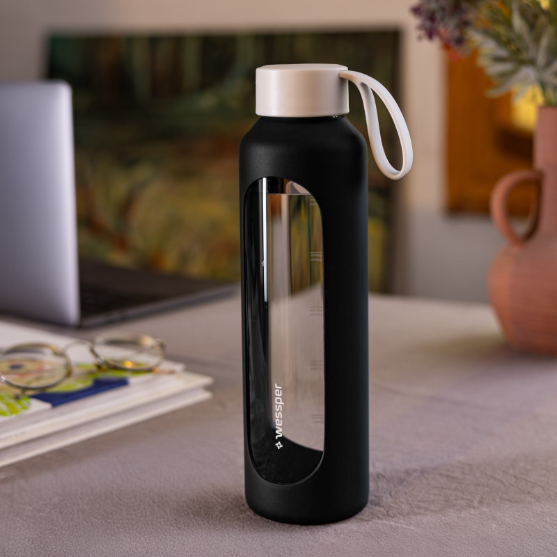 Szklana butelka na wodę 0,5 l Wessper B1 Borosilicate w zestawie z etui silikonowym Black – szczelna, bez BPA, z miarką Szklana butelka na wodę 0,5 l Wessper B1 Borosilicate w zestawie z etui silikonowym Black – szczelna, bez BPA, z miarką