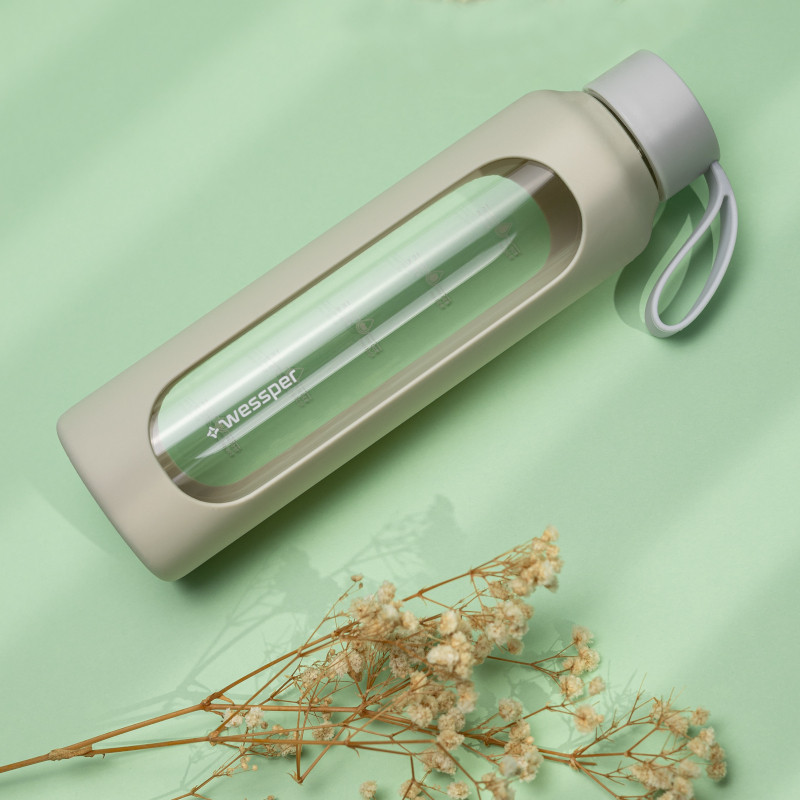 Szklana butelka na wodę 0,5 l Wessper B1 Borosilicate w zestawie z etui silikonowym Ecru – szczelna, bez BPA, z miarką Szklana butelka na wodę 0,5 l Wessper B1 Borosilicate w zestawie z etui silikonowym Ecru – szczelna, bez BPA, z miarką
