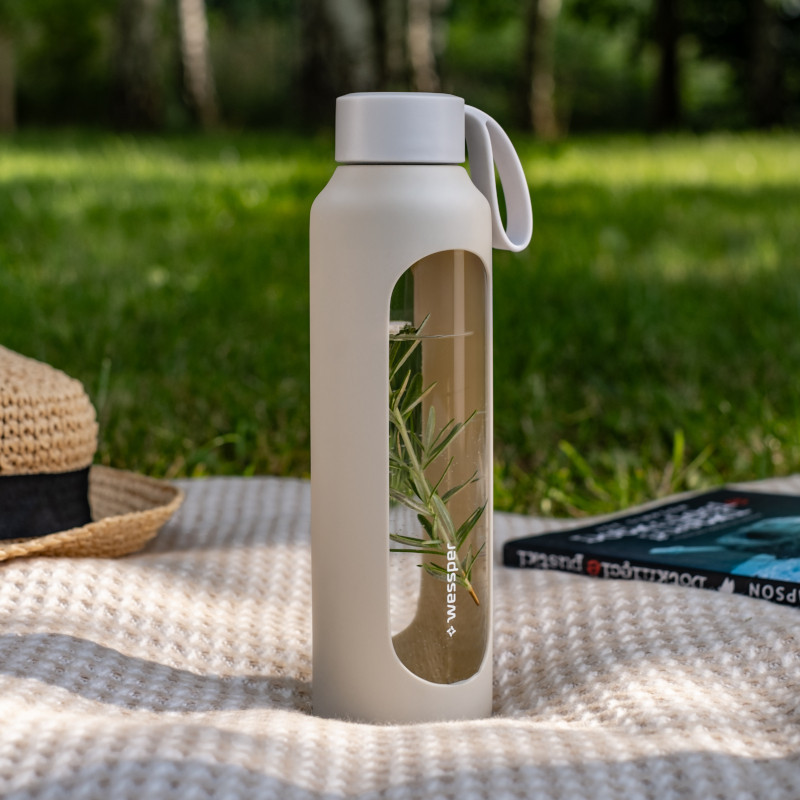 Szklana butelka na wodę 0,5 l Wessper B1 Borosilicate w zestawie z etui silikonowym Ecru – szczelna, bez BPA, z miarką Szklana butelka na wodę 0,5 l Wessper B1 Borosilicate w zestawie z etui silikonowym Ecru – szczelna, bez BPA, z miarką