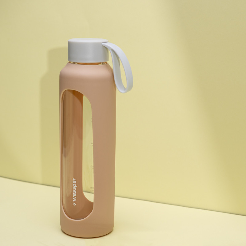 Szklana butelka na wodę 0,5 l Wessper B1 Borosilicate w zestawie z etui silikonowym Beige – szczelna, bez BPA, z miarką Szklana butelka na wodę 0,5 l Wessper B1 Borosilicate w zestawie z etui silikonowym Beige – szczelna, bez BPA, z miarką