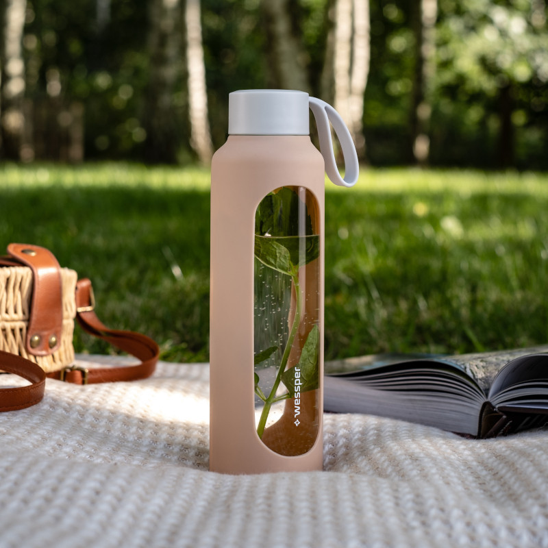 Szklana butelka na wodę 0,5 l Wessper B1 Borosilicate w zestawie z etui silikonowym Beige – szczelna, bez BPA, z miarką Szklana butelka na wodę 0,5 l Wessper B1 Borosilicate w zestawie z etui silikonowym Beige – szczelna, bez BPA, z miarką
