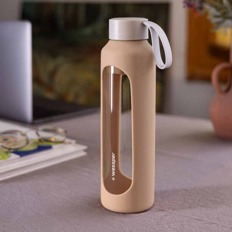 Szklana butelka na wodę 0,5 l Wessper B1 Borosilicate w zestawie z etui silikonowym Beige – szczelna, bez BPA, z miarką Szklana butelka na wodę 0,5 l Wessper B1 Borosilicate w zestawie z etui silikonowym Beige – szczelna, bez BPA, z miarką