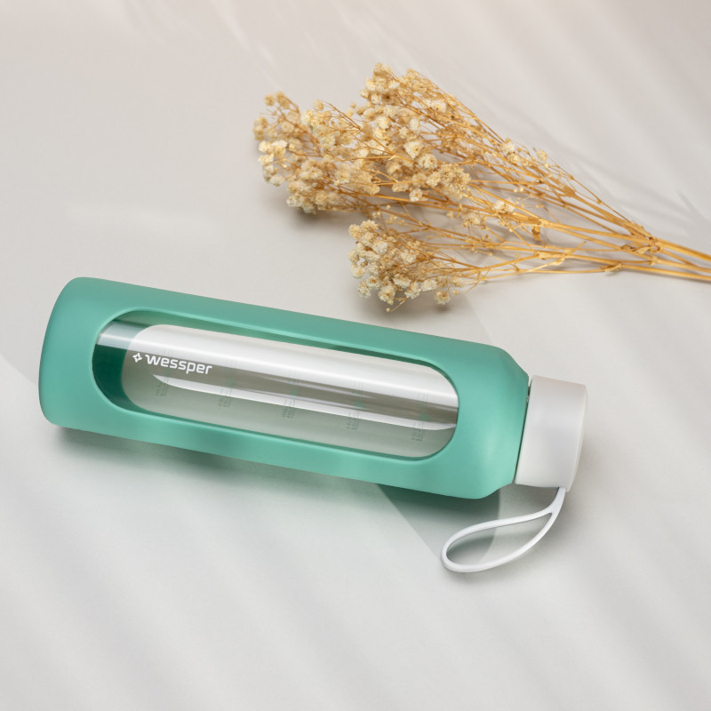 Szklana butelka na wodę 0,5 l Wessper B1 Borosilicate w zestawie z etui silikonowym Lagoon – szczelna, bez BPA, z miarką Szklana butelka na wodę 0,5 l Wessper B1 Borosilicate w zestawie z etui silikonowym Lagoon – szczelna, bez BPA, z miarką