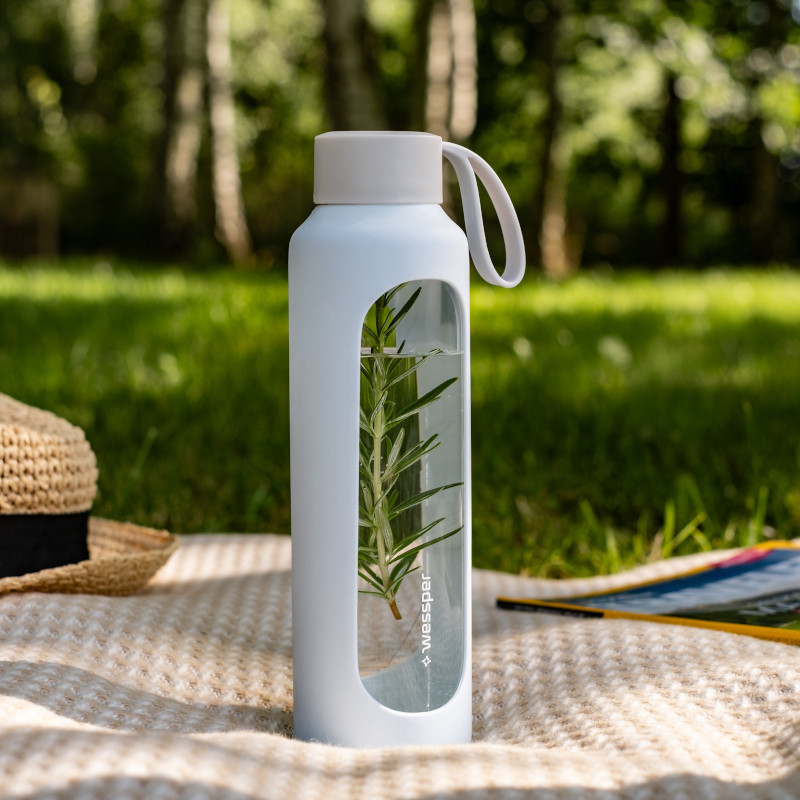 Szklana butelka na wodę 0,5 l Wessper B1 Borosilicate w zestawie z etui silikonowym Ice Blue – szczelna, bez BPA, z miarką Szklana butelka na wodę 0,5 l Wessper B1 Borosilicate w zestawie z etui silikonowym Ice Blue – szczelna, bez BPA, z miarką