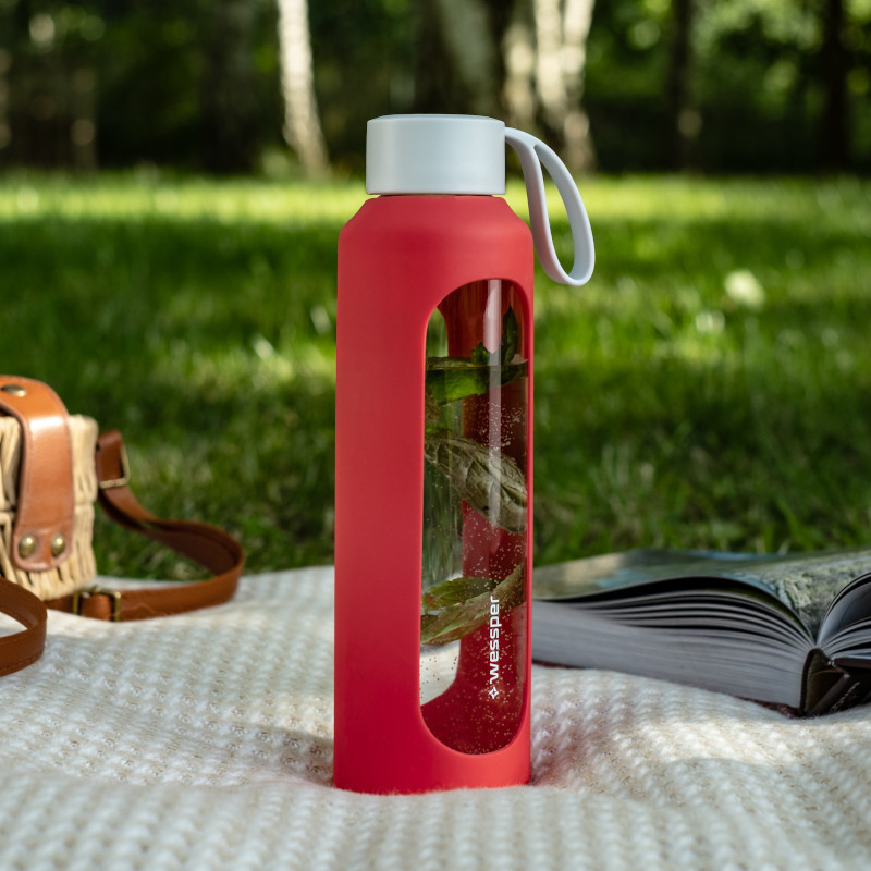 Szklana butelka na wodę 0,5 l Wessper B1 Borosilicate w zestawie z etui silikonowym Poppy – szczelna, bez BPA, z miarką Szklana butelka na wodę 0,5 l Wessper B1 Borosilicate w zestawie z etui silikonowym Poppy – szczelna, bez BPA, z miarką