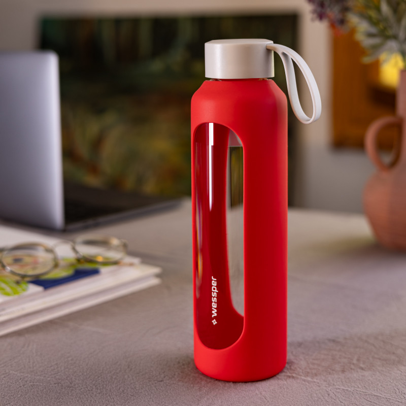 Szklana butelka na wodę 0,5 l Wessper B1 Borosilicate w zestawie z etui silikonowym Poppy – szczelna, bez BPA, z miarką Szklana butelka na wodę 0,5 l Wessper B1 Borosilicate w zestawie z etui silikonowym Poppy – szczelna, bez BPA, z miarką