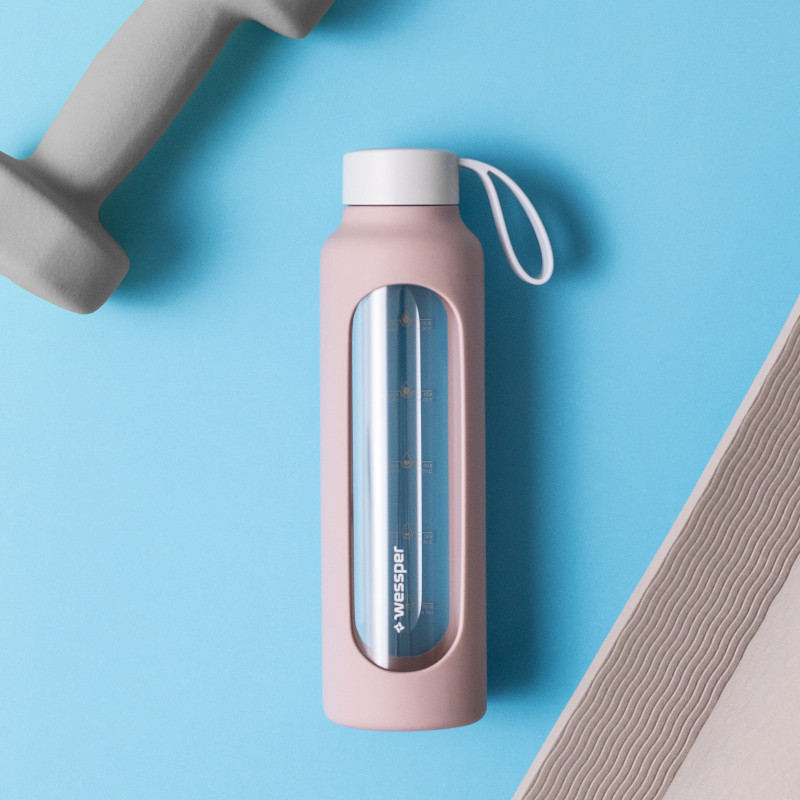 Szklana butelka na wodę 0,5 l Wessper B1 Borosilicate w zestawie z etui silikonowym Dusty Rose – szczelna, bez BPA, z miarką Szklana butelka na wodę 0,5 l Wessper B1 Borosilicate w zestawie z etui silikonowym Dusty Rose – szczelna, bez BPA, z miarką