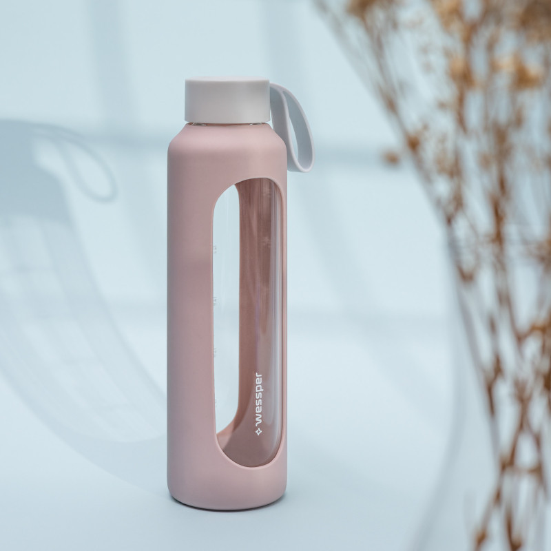 Szklana butelka na wodę 0,5 l Wessper B1 Borosilicate w zestawie z etui silikonowym Dusty Rose – szczelna, bez BPA, z miarką Szklana butelka na wodę 0,5 l Wessper B1 Borosilicate w zestawie z etui silikonowym Dusty Rose – szczelna, bez BPA, z miarką