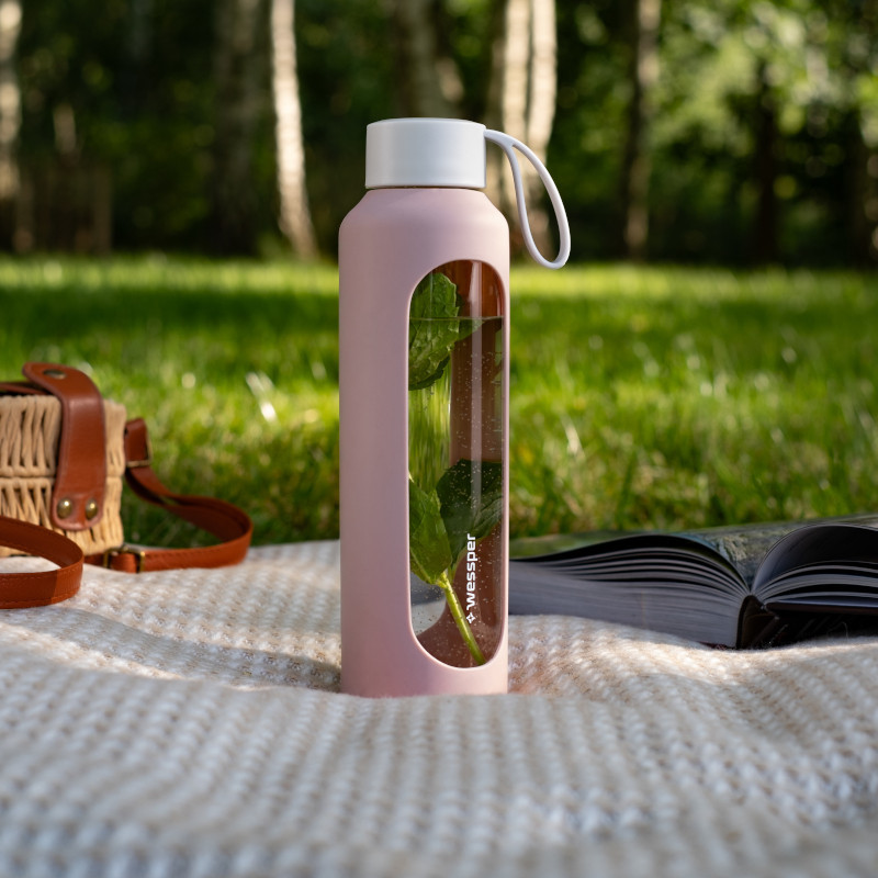 Szklana butelka na wodę 0,5 l Wessper B1 Borosilicate w zestawie z etui silikonowym Dusty Rose – szczelna, bez BPA, z miarką Szklana butelka na wodę 0,5 l Wessper B1 Borosilicate w zestawie z etui silikonowym Dusty Rose – szczelna, bez BPA, z miarką