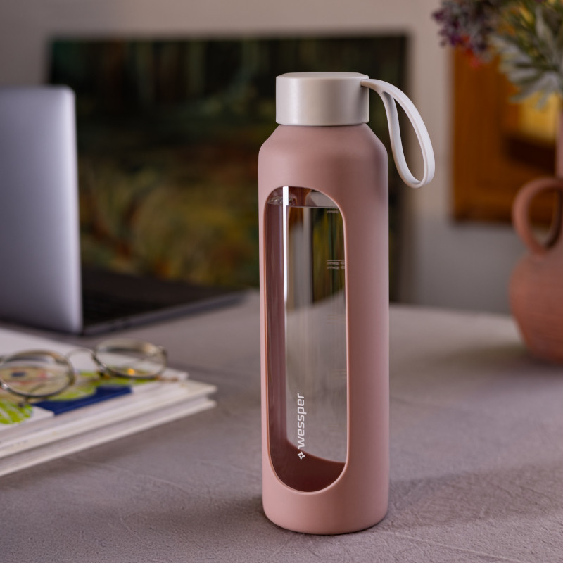 Szklana butelka na wodę 0,5 l Wessper B1 Borosilicate w zestawie z etui silikonowym Dusty Rose – szczelna, bez BPA, z miarką Szklana butelka na wodę 0,5 l Wessper B1 Borosilicate w zestawie z etui silikonowym Dusty Rose – szczelna, bez BPA, z miarką
