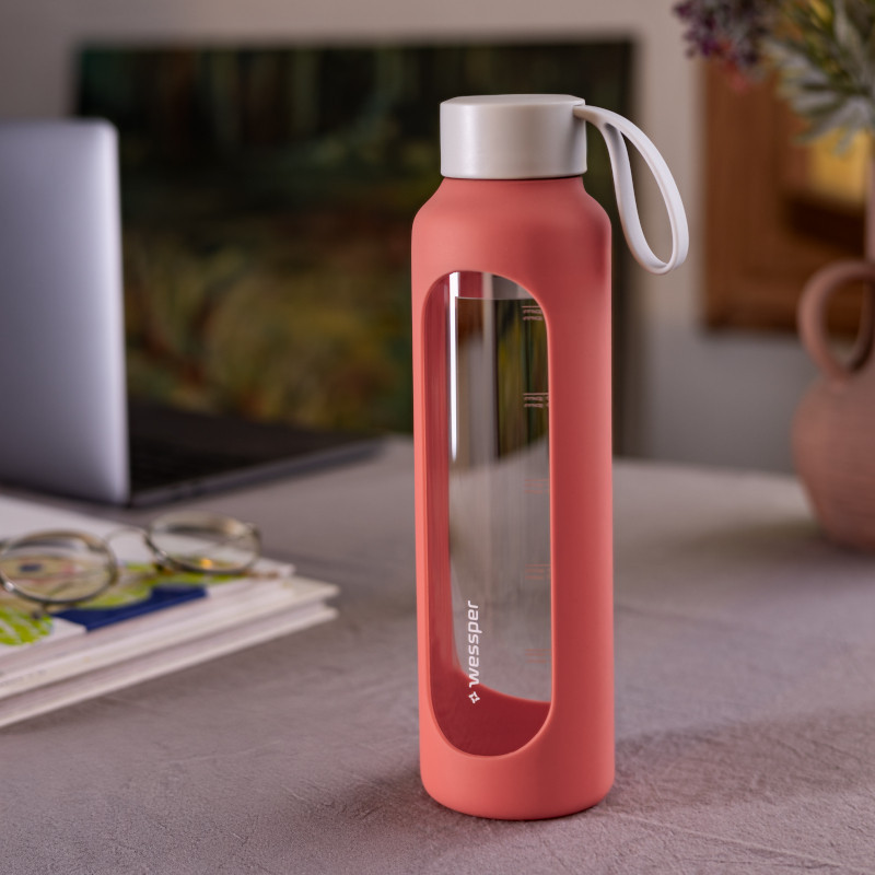 Szklana butelka na wodę 0,5 l Wessper B1 Borosilicate w zestawie z etui silikonowym Coral – szczelna, bez BPA, z miarką Szklana butelka na wodę 0,5 l Wessper B1 Borosilicate w zestawie z etui silikonowym Coral – szczelna, bez BPA, z miarką