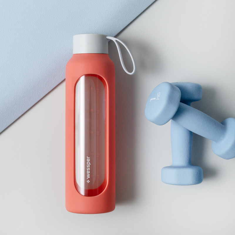 Szklana butelka na wodę 0,5 l Wessper B1 Borosilicate w zestawie z etui silikonowym Coral – szczelna, bez BPA, z miarką Szklana butelka na wodę 0,5 l Wessper B1 Borosilicate w zestawie z etui silikonowym Coral – szczelna, bez BPA, z miarką